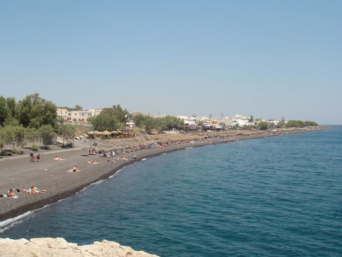 Kamari beach on the east coast, where to stay in Santorini